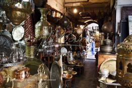 Image du Maroc Professionnelle de  Marchand de cuivre au souk de Dlala des tapis et produits de l'artisanat marocain à la cité des Habous. Parmi les endroits les plus pittoresques de Casablanca, la Cité de Habous conçue par les architectes Auguste Cadet et Edmond Brion d’après l’ébauche d’un premier plan-masse dû à Albert Laprade. La construction n’avait commencé qu’après la première guerre mondiale. Situé près du Palais Royale, ce joyau architectural est le point de départ de la nouvelle médina de la ville, Vendredi 18 Novembre 2011. Le quartier des Habous fait partie du patrimoine architectural de Casablanca (Photo / Abdeljalil Bounhar) 